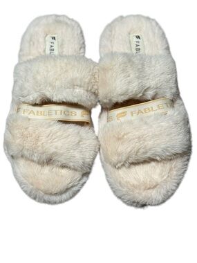 Fabletics Snug Strap Faux Fur Slippers Size 7 Cream Loungewear Cozy Luxe Fuzzy